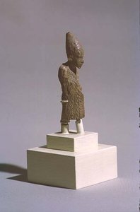 Figur af en konge, der bærer Øvre Egyptens hvide krone og kappen fra Sed-festivalen, fra Osiris-templet, Abydos, tidlig dynastisk periode, ca. 3000 f.Kr. (se også 23814)
