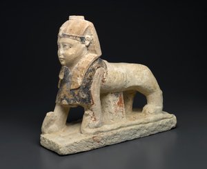 Guden Tutu som en sfinx, der tramper på slanger (kalksten) af Egyptian