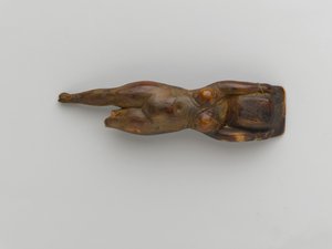 Toiletfad holdt af en figur af en flydende kvinde fra Saqqara
