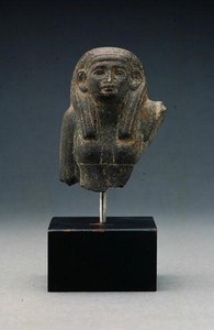 Hoved og skuldre af en kvinde fra en gruppestatue, sandsynligvis en begravelsesdyade, Middle Kingdom (basalt) af Egyptian 12th Dynasty