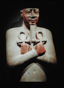 Statue af Sesostris I (ca. 1918-1875 f.Kr.) med ankh i begge hænder krydset over brystet, fra templet i Karnak, New Kingdom (malet sten)