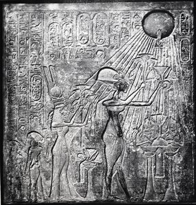 Akhenaten (Amenhotep IV) kætterfarao, regerede fra ca. 150 f.Kr., her sammen med Nefertiti og deres to døtre, der ofrede gaver til Solen. Relief oprindeligt i Temple of Sun, Theben. Hørtøj af Egyptian 18th Dynasty