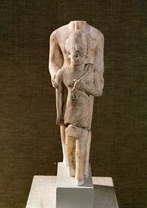 Amun beskytter Amenhotep III (1382-44 f.Kr.) fra Amuns tempel, Karnak (kalksten)