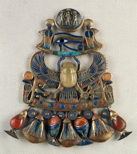 Brystplade med sol- og måneemblemer, Fra Tutankhamons grav, Theben, Egypten, Guldsmedekunst, Egyptisk civilisation, Det Nye Rige, XVIII. dynasti af Egyptian 18th Dynasty