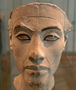 Buste af Nefertiti (c1370-c1330 f.Kr.) Store kongelige hustru (hovedgemal) til den egyptiske farao Akhenaten. Nefertiti og hendes mand var kendt for en religiøs revolution. De begyndte kun at tilbede én gud, Aten, solens skive. af Egyptian 18th Dynasty