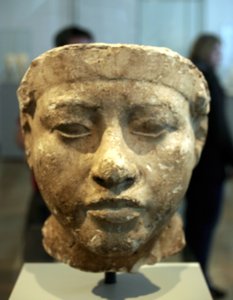 Buste af Nefertiti (c1370-c1330 f.Kr.) Store kongelige hustru (hovedgemal) til den egyptiske farao Akhenaten. Nefertiti og hendes mand var kendt for en religiøs revolution. De begyndte kun at tilbede én gud, Aten, solens skive. af Egyptian 18th Dynasty
