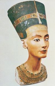 Buste af dronning Nefertiti, fra billedhuggeren Thutmoses atelier i Tell el-Amarna (malet kalksten) (se også 114018, 114019 & 114020)
