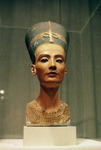 Buste af dronning Nefertiti, set forfra, fra billedhuggeren Thutmoses atelier i Tell el-Amarna (malet kalksten) (se også 114018-20)