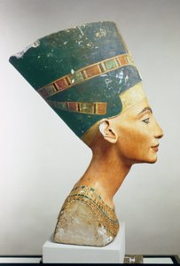 Buste af dronning Nefertiti, set fra siden, fra studiet af Thutmose i Tell el-Amarna (malet kalksten) (se også 114018 & 114019)