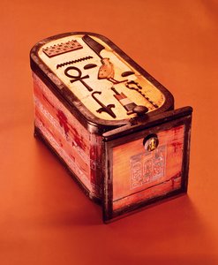 Cartouche-formet æske, fra Tutankhamons grav, New Kingdom (træ med forgyldning, ibenholt finer og elfenben)