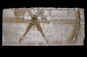 Udskåret og malet kalkstensblok med afbildning af et vognhjul, 1353-35 f.Kr. (kalksten)