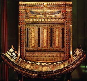 Ceremonistol af Tutankhamon, detalje af det buede sæde og ryg, New Kingdom, ca. 1325 f.Kr. (forgyldt og indlagt træ) (detalje af 59232) af Egyptian 18th Dynasty