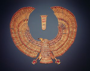 Halsbånd i form af gribbegudinden Nekhbet, fra Tutankhamons grav (ca. 1370-1352 f.Kr.) New Kingdom (guld indlagt med halvædelsten) (se også 153789)