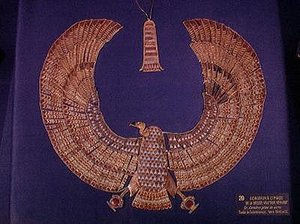 Halsbånd i form af gribbegudinden Nekhbet, fra Tutankhamons grav (ca. 1370-52 f.Kr.) New Kingdom (guld indlagt med halvædelsten) (se også 227994)