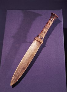 Dolk, fra Tutankhamons grav (ca. 1370-1352 f.Kr.) New Kingdom (guld og cloisonne-værk af halvædelsten og glas)