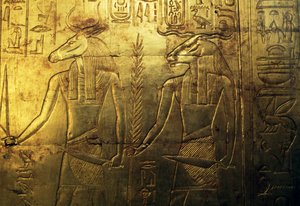 Guder, gravering af bagpanel i tredje gravkapel dækket af guld, Tutankhamons skatkammer, Egypten, Egyptisk civilisation, Det Nye Rige, Dynasti XVIII af Egyptian 18th Dynasty