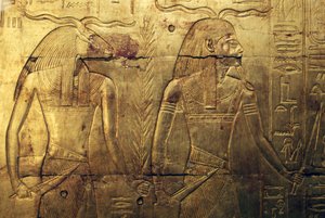 Guder, indgravering på bagpanelet af tredje gravkapel dækket af guld, Tutankhamons skatkammer, Egypten, Egyptisk civilisation, Det Nye Rige, Dynasti XVIII af Egyptian 18th Dynasty