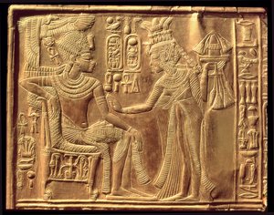 Detalje fra Tutankhamons gyldne helligdom (ca. 1370-52 f.Kr.), der skildrer dronningen, der salver ham med duftende unguent, New Kingdom (træ overlejret med gesso dækket med guldplade)