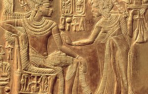 Detalje fra Tutankhamons gyldne helligdom (ca. 1370-52 f.Kr.), der skildrer dronningen, der salver ham med duftende unguent, New Kingdom (træ overlejret med gesso dækket med guldplade) (detalje fra 148191) af Egyptian 18th Dynasty