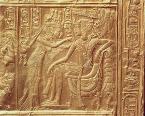 Detalje fra Tutankhamons lille helligdom, der forestiller dronningen, der fastgør en halskæde om kongens hals, New Kingdom, ca. 1340 f.Kr. (forgyldt) (se også 228562) af Egyptian 18th Dynasty