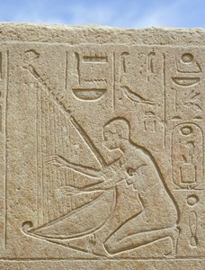 Detalje af et relief, der forestiller en musiker, Karnark (foto) af Egyptian 18th Dynasty