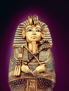 Detalje af frontbilledet af en af baldakinkisterne, fra Tutankhamons grav, New Kingdom (slået guld indlagt med farvet glas & cornelian) af Egyptian 18th Dynasty