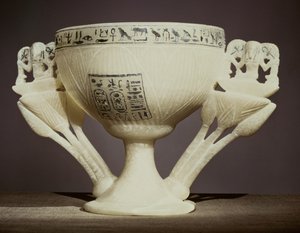 Drikkebæger i form af en halvåbnet lotusblomst, fundet ved indgangen til Tutankhamons grav (ca. 1370-52 f.Kr.) New Kingdom (alabaster) (se også 162302 & 228555)