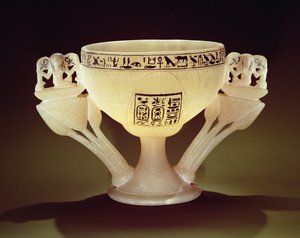 Drikkebæger i form af en halvåbnet lotusblomst, fundet ved indgangen til Tutankhamons grav (ca. 1370-1352 f.Kr.) New Kingdom (alabaster) (se også 162302 & 149480)