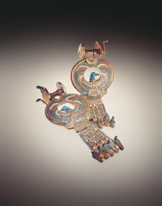 Øreringe med hybridfugle med vinger af falke og ænder, fra Tutankhamons grav (ca. 1370-1352 f.Kr.) New Kingdom (guld indlagt med farvet glas & fajance)