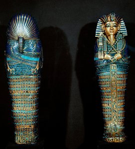 Egyptisk antikvitet: Cisele guldsarkofag plejede at indeholde afdødes indvolde. Fra skattemesteren af Tutankhamon (hele Ankh-amun eller Tutankhamon) (1345-1327 f.Kr.) 18. dynasti. fundet i Kongernes Dal, Theben. 1342 f.Kr. Kairo, Egyptisk Museum af Egyptian 18th Dynasty
