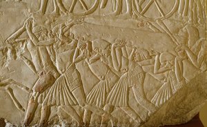 Egyptisk antikvitet: slaver, der bærer en obelsk under de store værker i det faraoniske Egypten. Detalje af et relief fra graven af en højtstående embedsmand fra det sene 18. dynasti. 1570-1320 f.Kr. Bologna, Civico Museo Archeologico af Egyptian 18th Dynasty