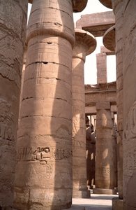 Ægyptisk antikvitet: udsigt over søjlerne i hypostilrummet i Amons tempel. Hjemmeside for Karnak i Luxor, Egypten af Egyptian 18th Dynasty