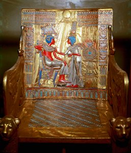 Egyptisk antikviteter: en trone i gyldent træ, malet af Tutankhamon, som er en del af Faraos Tresor. Repræsentation af dronning Ankhesenpaaton (Ankhesenpaamon, Ankhesenamon), der med olie masserer sin bror og hustru Tutankhamons skulder under den af Egyptian 18th Dynasty