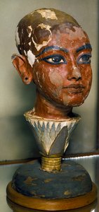 Egyptisk antikvitet: portræt af den unge farao Tutankhamon (helt Ankh-amun eller Tutankhamon) understøttet af et lotusblad. Malet træskærerarbejde. Fra Tutankhamons Tresor. Egyptisk Museum, Kairo. af Egyptian 18th Dynasty