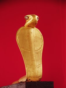 Figur af kobraen Netjer-Ankh, fra Tutankhamons grav (ca. 1370-1352 f.Kr.) New Kingdom (forgyldt træ)