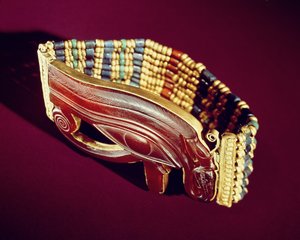 Fleksibelt perlearmbånd, fra Tutankhamons grav, New Kingdom (guld og karneol med guld, fajance og glasperler) (se også 391011 & 391013)