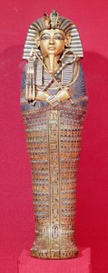 Set forfra af en af de overdækkede kister, fra Tutankhamons grav (ca. 1370-1352 f.Kr.) New Kingdom (slået guld indlagt med farvet glas & cornelian) (se også 227990-92)