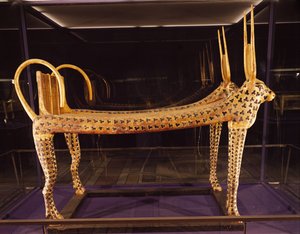Begravelsesbed i form af den hellige ko, fra Tutankhamons grav (ca. 1370-52 f.Kr.) New Kingdom, ca. 1336-1327 f.Kr. (forgyldt og stuk træ)