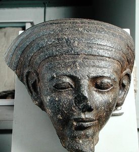 Hoved af en præst, fra en sarkofag, New Kingdom, ca. 1350 f.Kr. (granit)
