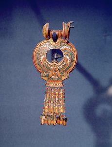 Venstre ørering fra et par øreringe med en blåfugl, fra Tutankhamons grav, Kongernes Dal, Theben, ca. 1347-37 f.Kr. (guld og smeltet glas) (344029)