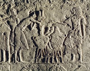 Livet i en militærlejr: arbejdere beskæftiget med drikkevarekontrol (vin og øl), relief fra Horemhebs grav i Saqqara, detalje af Egyptian 18th Dynasty