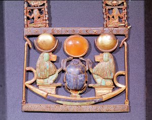 Halskæde af den Rising Sun, fra Tutankhamons grav (ca. 1370-52 f.Kr.) New Kingdom (guld indlagt med halvædelsten) (detalje fra 153788) af Egyptian 18th Dynasty