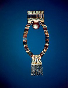 Halskæde med månebryst, fra Tutankhamons grav, New Kingdom (elektrum, feldspat, lapis lazuli og guldperler)