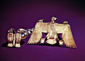 Halskæde med grib vedhæng, fra Tutankhamons grav, New Kingdom (guld indlagt med lapis lazuli og cornelian) (se også 228214 & 324491)