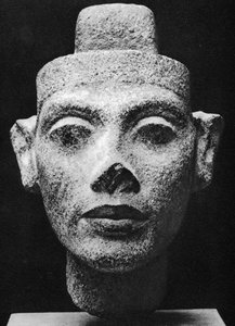 Nefertiti, dronningepartner af Akenaton (Akhenaten), den kætterske farao. 14. århundrede f.Kr. (skulptur i mørk granitbuste) af Egyptian 18th Dynasty