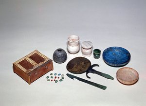 Genstande fjernet fra graven af en egyptisk dame, fra gravgruppe 1723, fra Sidmant el-Gebel, New Kingdom af Egyptian 18th Dynasty