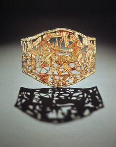 Gennembrudt plakette eller spænde, der viser kongernes sejrsgang med fanger, fra Tutankhamons grav, Det Nye Kongerige (guld) (se også 148199)