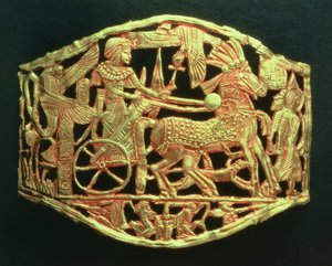 Gennembrudt plakette eller spænde, der viser kongernes sejrsgang med fanger, fra Tutankhamons grav (ca. 1370-52 f.Kr.) New Kingdom (guld) (se også 391017)