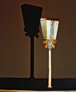 Papyrus burnisher, fra Tutankhamons grav, New Kingdom (elfenben med guldfolie)