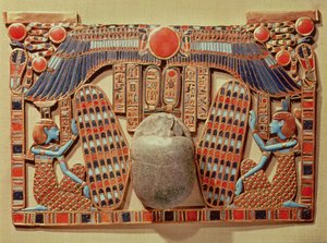Pectoral dekoreret med den bevingede skarabæ beskyttet af Isis og Nephthys, fra Tutankhamons grav (ca. 1370-52 f.Kr.) New Kingdom (guld cloisonne og glaspasta)